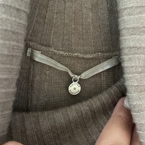 Embroidered Brown short sleeve puff Sweater knitted and knotted Anthropologie xs - Picture 6 of 6